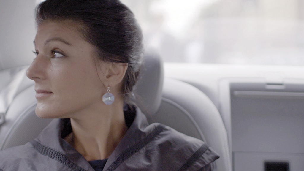Sahra Wagenknecht in einer Szene des Films "Wagenknecht". Der Film kommt am 12. März 2020 in die deutschen Kinos.