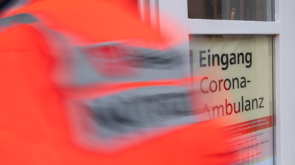 Ein Notarzt geht in der Klinischen Infektiologie am Dresdner Uniklinikum durch den Eingang der Corona-Ambulanz. Immer mehr Fälle sind mittlerweile auch in Deutschland bekannt.