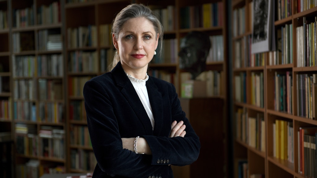 Constanze Neumann, Verlagsleiterin für Literatur beim Aufbau-Verlag, im alten Verlegerbüro. 