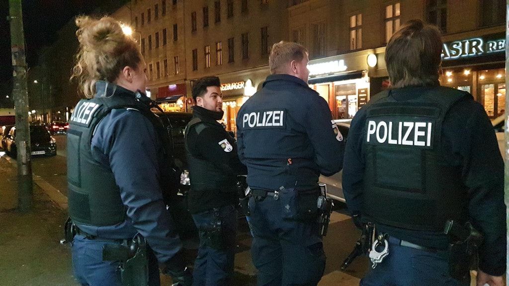 Polizisten überprüften am Wochenende in Neukölln die Einhaltung der neuen Vorschriften.