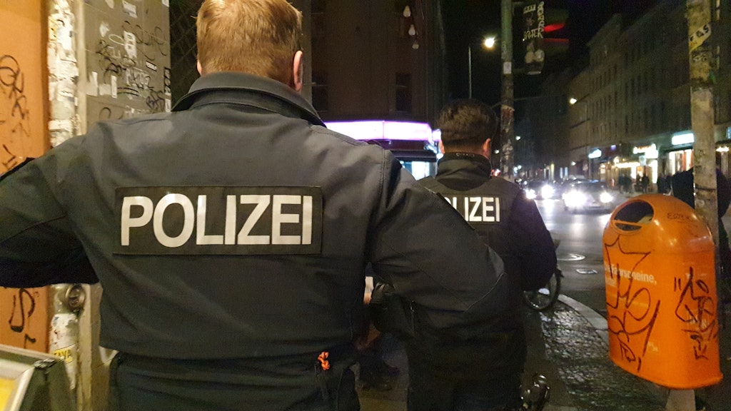 Kräfte einer Einsatzhundertschaft kontrollieren, ob sich Betroffene an die Verordnung zur Schließung von Lokalen und weiteren Einrichtungen halten. 