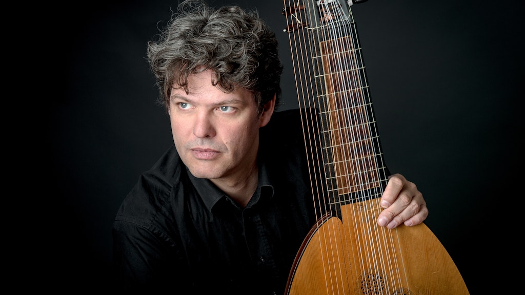 Der Lautenist und Komponist Andreas Arend mit seinem Instrument. 