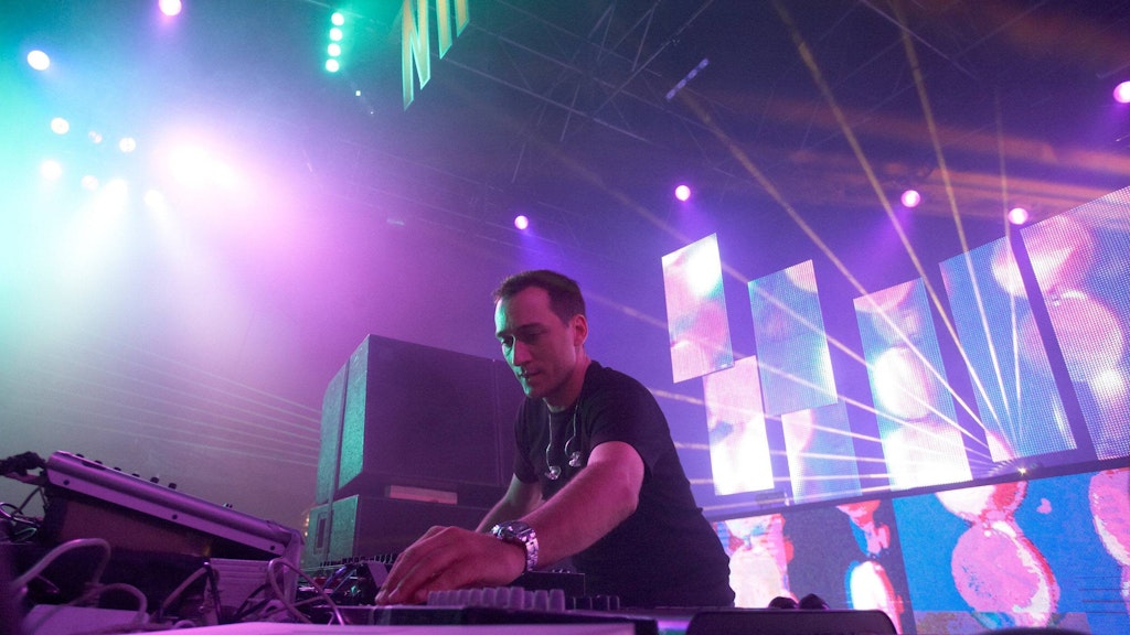 Paul van Dyk am DJ-Pult.