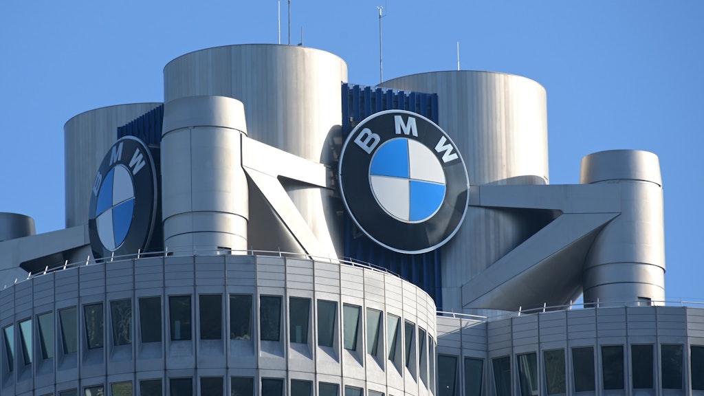 Das BMW-Logo auf dem Firmensitz des Automobilherstellers BMW.