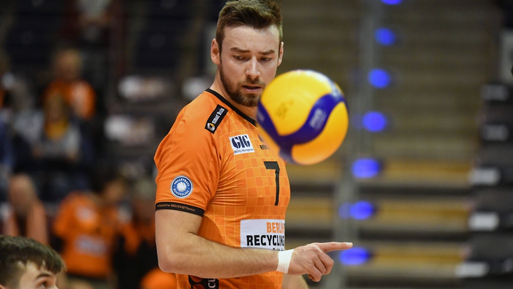 Tauscht das Volleyball-Trikot gegen die Polizei-Uniform: Georg Klein.