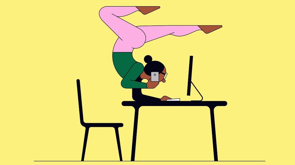 Eine Frau macht einen Yoga-Handstand während sie am Computer arbeitet. Aber auch weniger auswendige Übungen helfen, Rückenschmerzen vorzubeugen. 