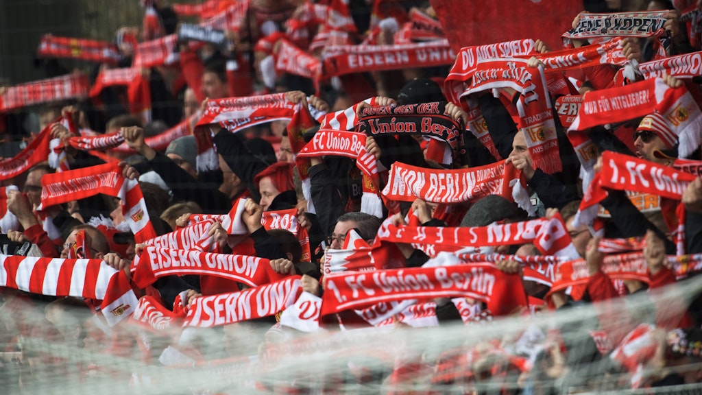 Die prall gefüllte Waldseite im Stadion An der Alten Försterei. Ein Bild, wie aus einer anderen Zeit.