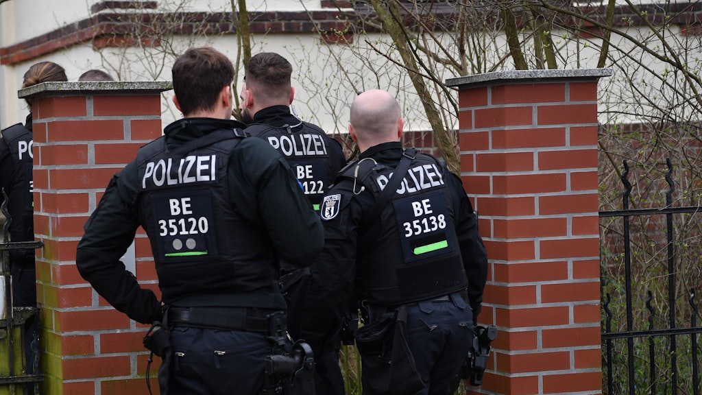 Einsatzkräfte der Polizei während der Durchsuchungsmaßnahmen am Donnerstag in Berlin.