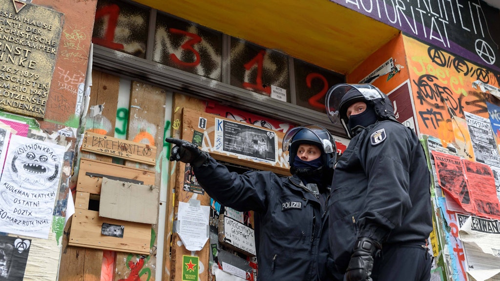 Für jede Kontrolle wäre ein Großeinsatz der Polizei nötig. Die „Rigaer 94“ ist somit ein Symbol für das Scheitern des Rechtsstaates