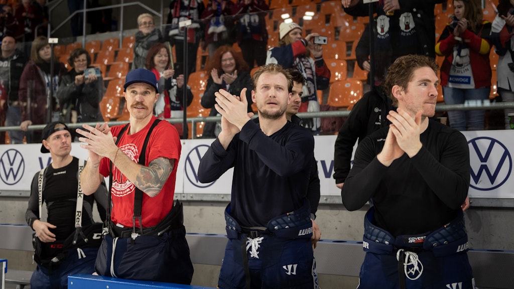 In Wolfsburg feierten die EHC-Profis schon mal den sicheren Einzug in die Play-offs.
