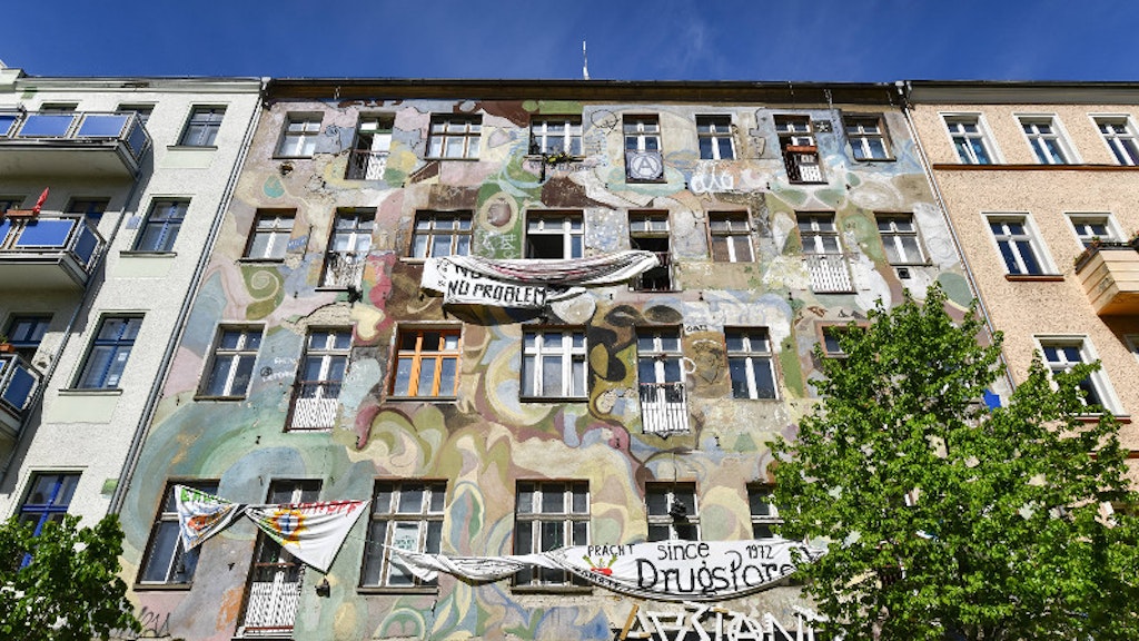 Zurzeit sind in dem Haus 94 in der Rigaer Straße 28 Personen offiziell gemeldet.