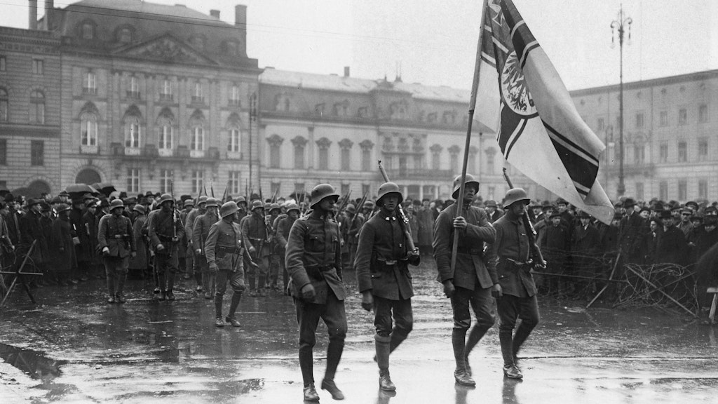 Die Konterrevolution marschiert: Freikorpssoldaten der Brigade Ehrhardt sammeln sich am Morgen des 13. März 1920 unter den Augen Schaulustiger auf dem Pariser Platz in Berlin.