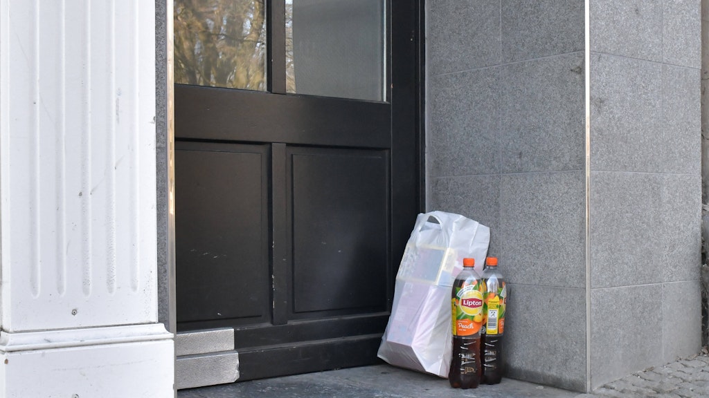 Mit den Menschen, die der WG Einkäufe oder auch mal Essen von draußen bringen, kommunizieren sie auch durch die verschlossene Tür und das geöffnete Fenster.