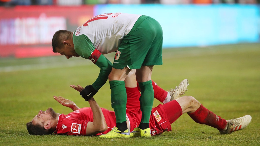 Fairplay ist im Fußball eigentlich selbstverständlich. Doch viel zu oft überhöht sich der Sport. Daran wird wohl auch die Coronakrise wenig ändern.