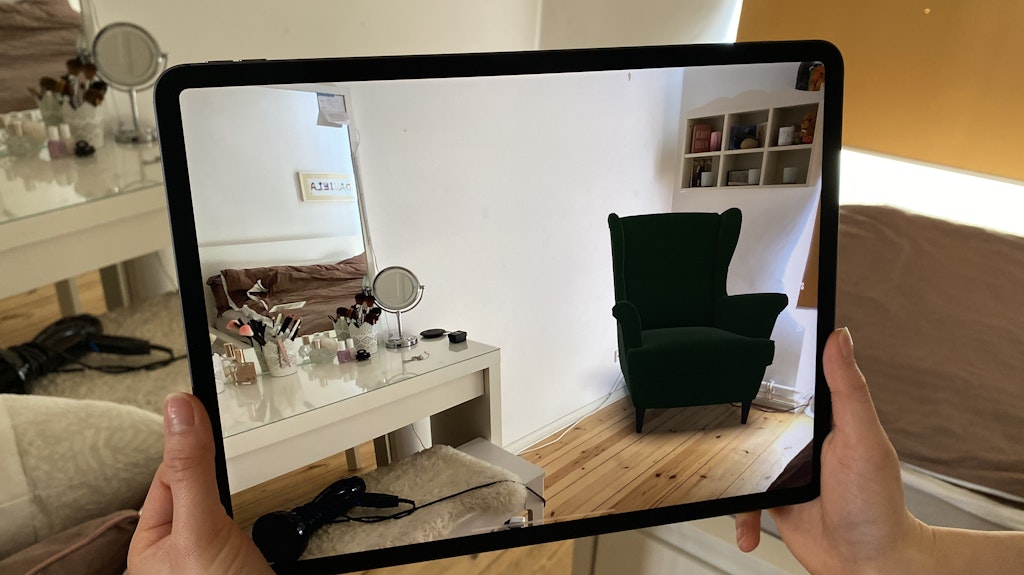 Wundertafel: Die vierte Generation seines iPad Pro vermarktet Apple gezielt für AR-Anwendungen, hier etwa beim Ausprobieren neuer Möbel im eigenen Zuhause.