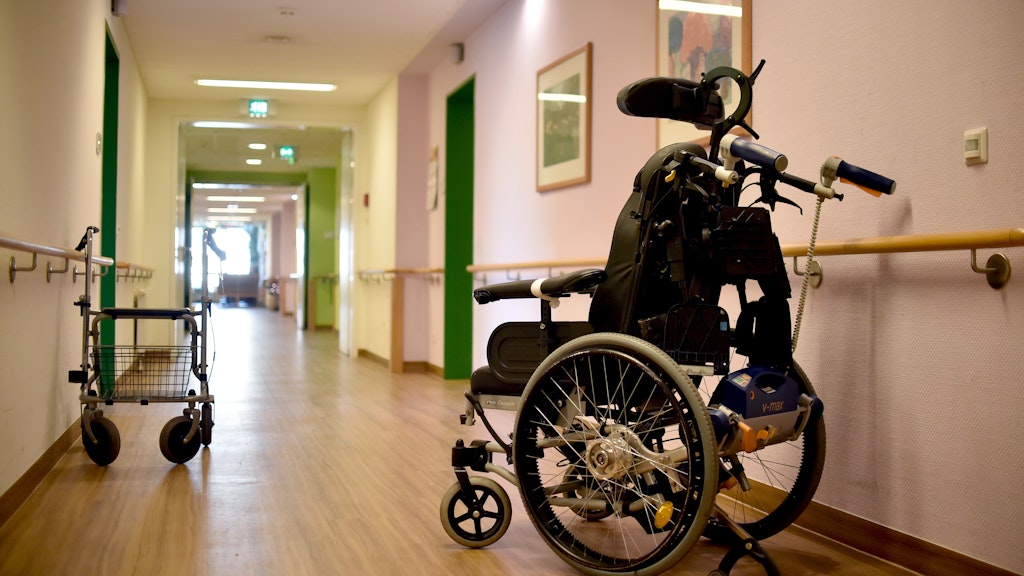 Ein Rollator und ein Rollstuhl stehen in einer Pflegeeinrichtung auf dem Flur. Auch in Zeiten der Coronakrise nehmen Berliner Seniorenheime neue Bewohner auf. (Symbolbild)