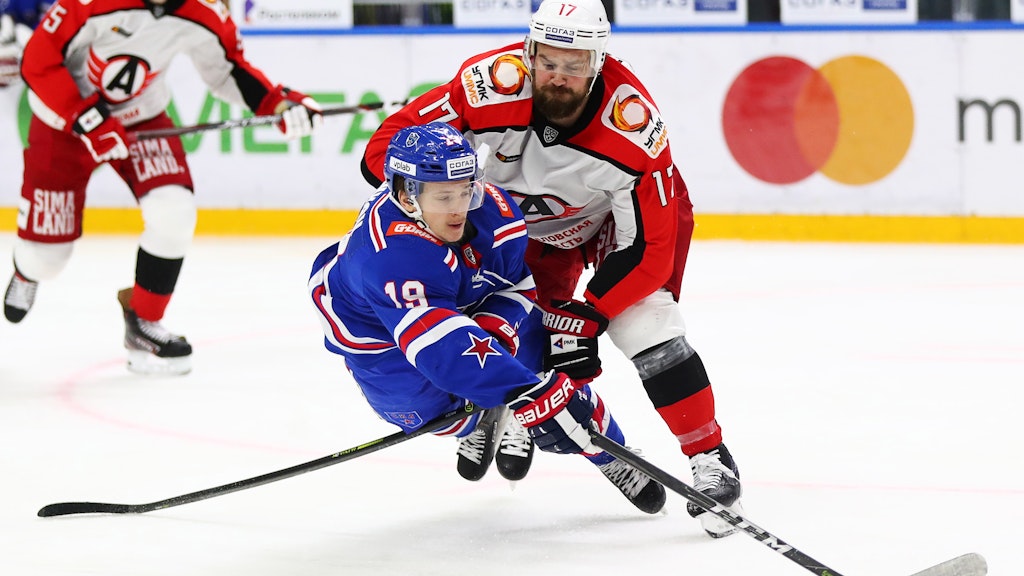 Saisonende für Brooks Macek (r.): Der deutsche Nationalspieler ist in der KHL für Jekaterinburg aktiv.