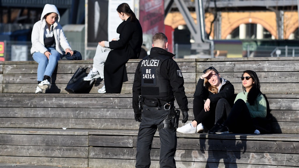 Sich Sonnen ist verboten. Polizisten sprechen Besucherinnen im Park am Gleisdreieck an.