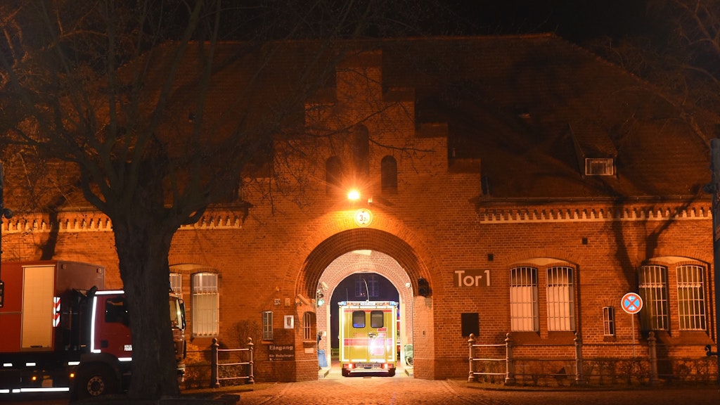 Ein Rettungswagen fährt am Freitagmorgen an der Reinickendorfer Seidelstraße in die JVA Tegel.