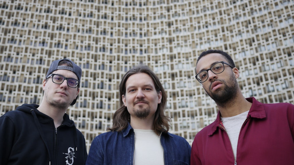 Die Musiker der Berliner Rockgruppe Treptow, Philipp Taubert (m.) und Lukas Lindner (r.), hier mit dem Musiker Alexander Langner.