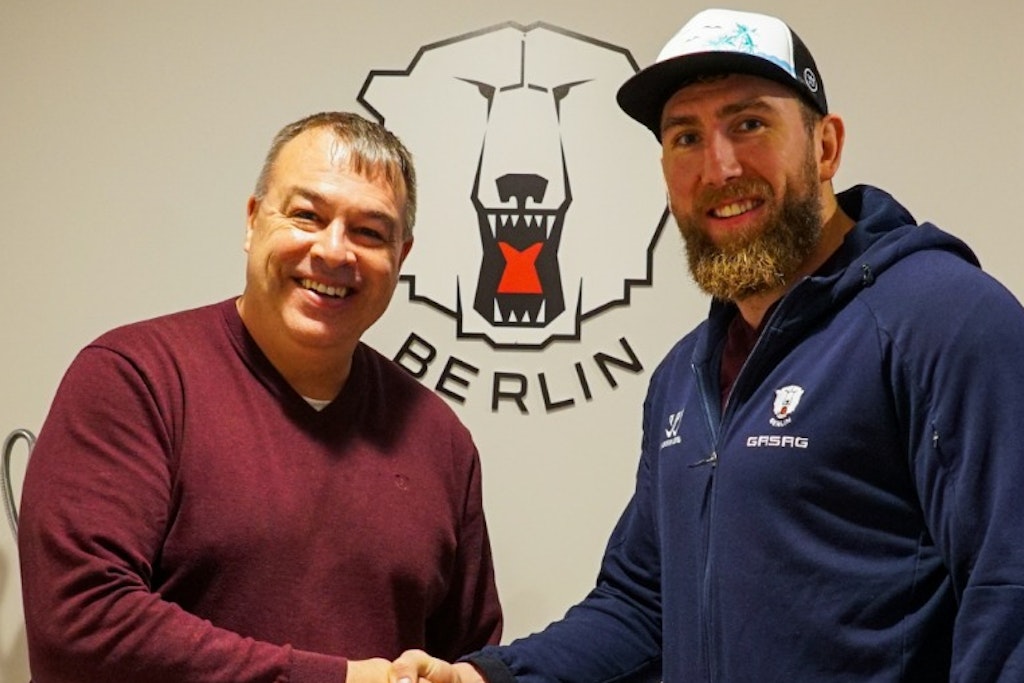 PC Labrie (r.) bleibt ein Eisbär.