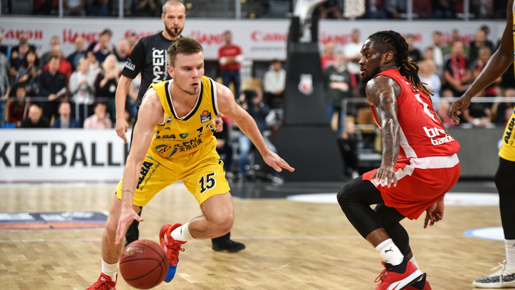 Martin Hermannsson (l.) zeigte mit Alba Berlin Brose Bamberg klar die Grenzen auf.