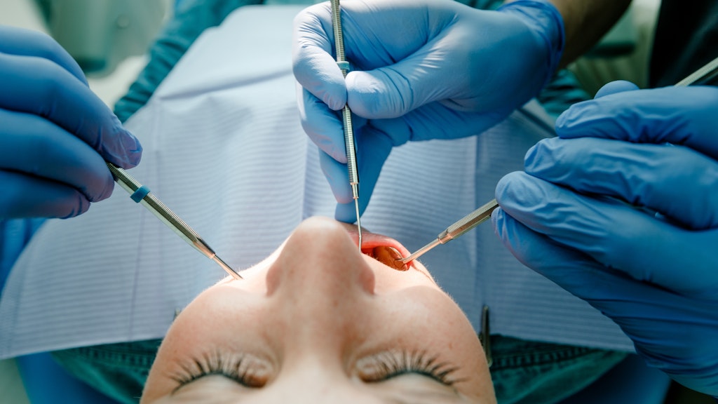 Bitte mal weit aufmachen? Auf nicht notwendige Besuche beim Zahnarzt verzichten Patienten in Corona-Zeiten besser. 