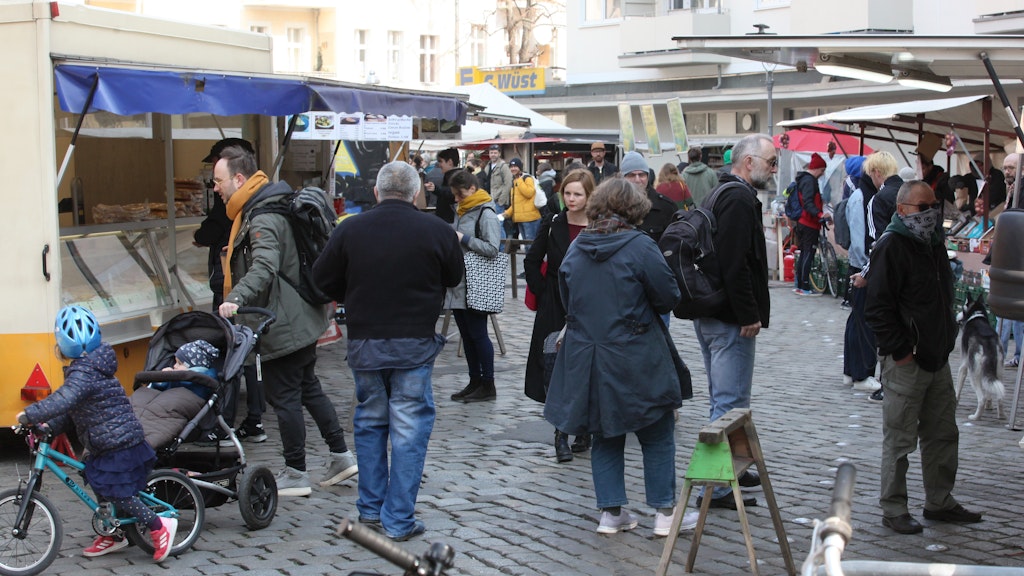 Wochenmarkt auf dem Herrfurthplatz in Berlin-Neukoelln: Das schöne Wetter lockte am vergangenen Sonnabend viele Berliner auf die Straße.