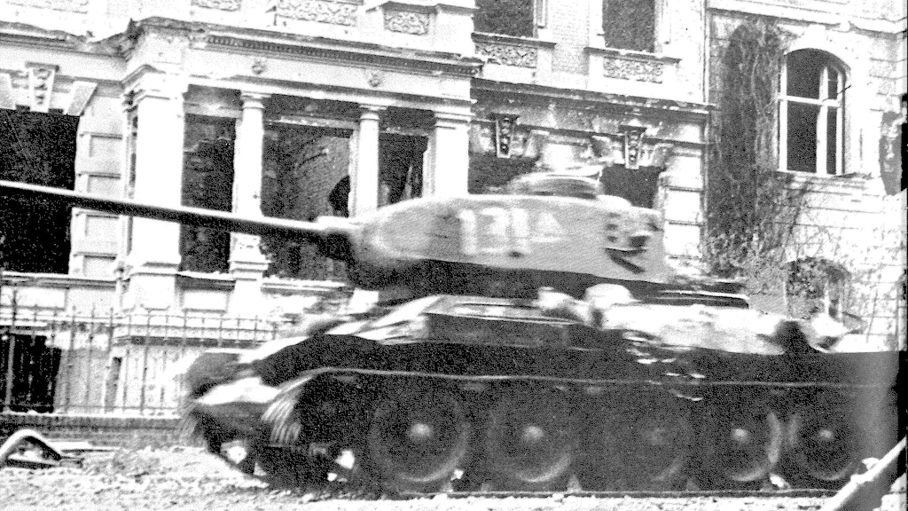 Ein sowjetischer Panzer des Typs T-34 bei den Kämpfen in Berliner Stadtzentrum.