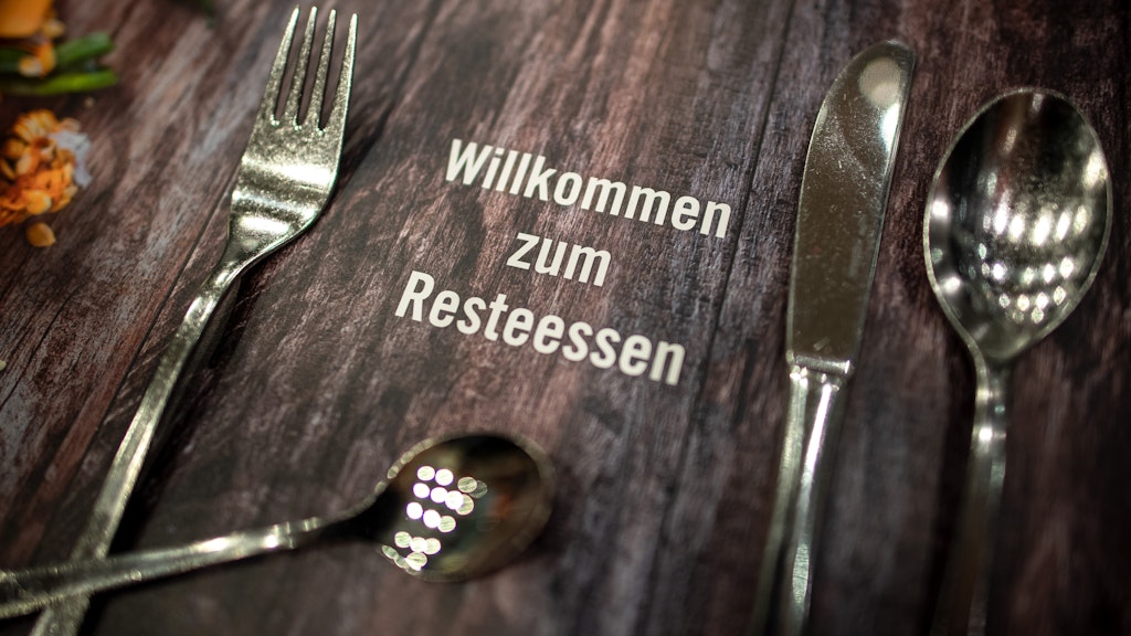 "Willkommen zum Resteessen" steht auf einer Unterlage beim Resteessen im Bremerhavener Atalantic Sail City Hotel. Bei Resteessen denken viele wohl eher nicht an kulinarische Hochgenüsse. 