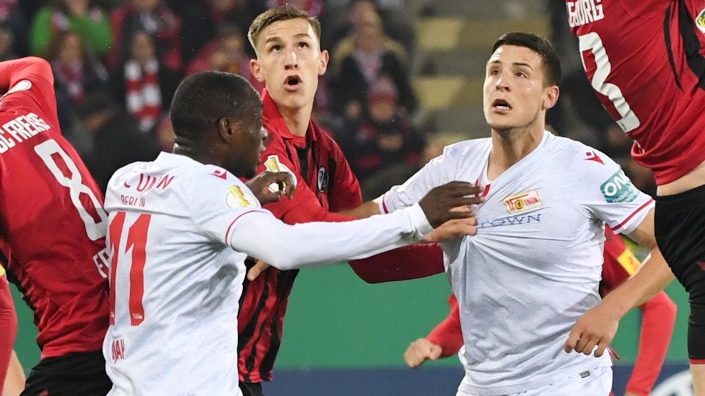 Nico zieht Bruder Keven Schlotterbeck (r.) am Trikot.