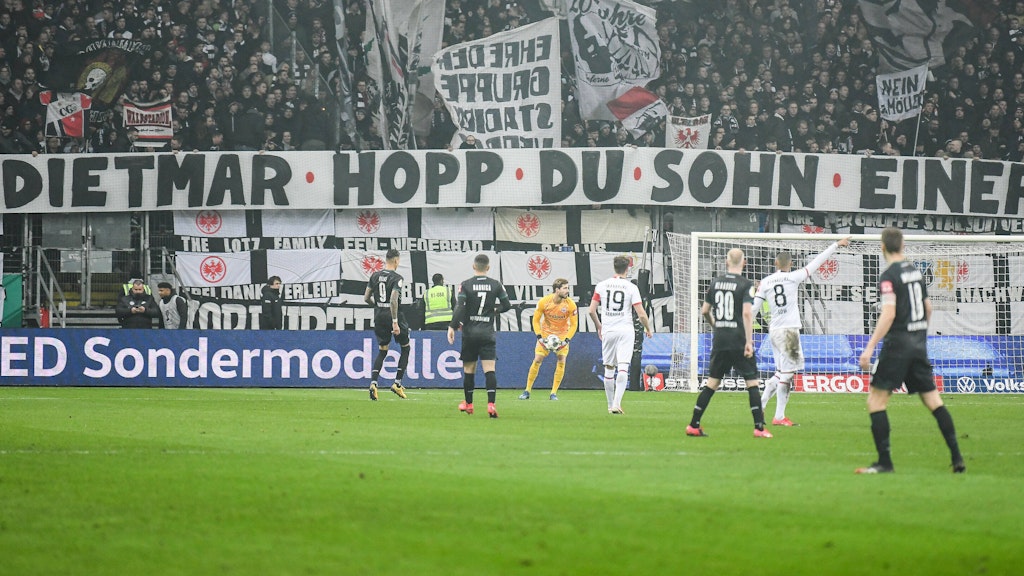 Leiden ohne zu beleidigen: Fußballfans demonstrieren beim Pokalspiel von Eintracht Frankfurt gegen Werder Bremen.