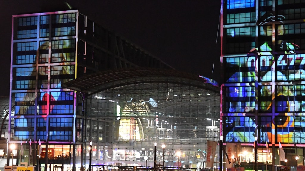 Zum Weltfrauentag bietet die DB eine Lichtinstallation am Berliner Hauptbahnhof. 