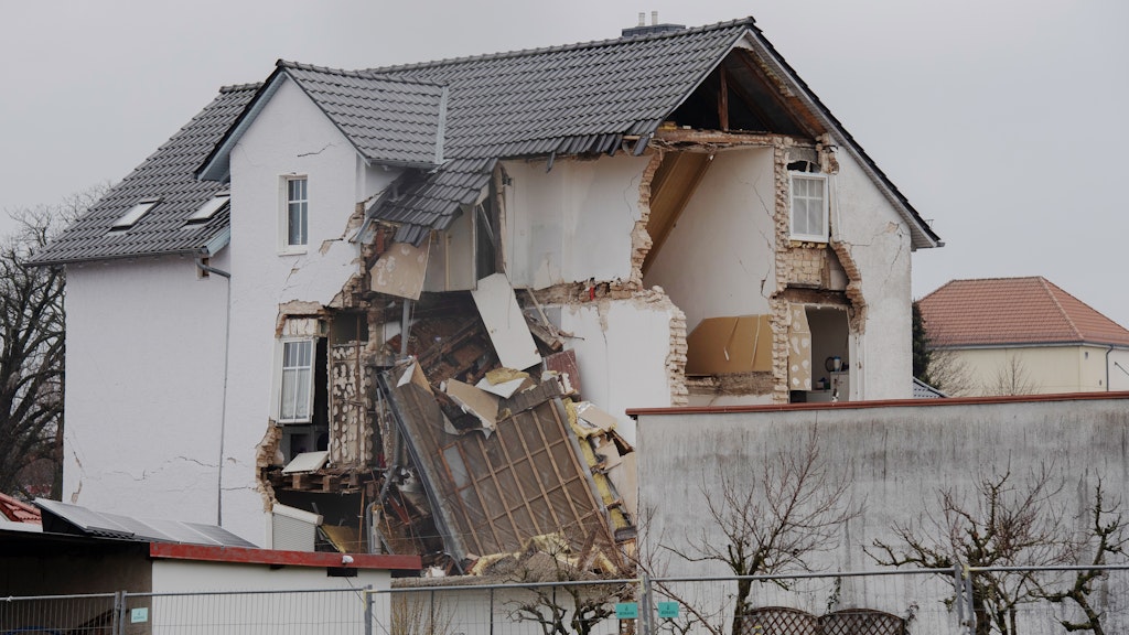 Brandenburg, Hohen Neuendorf: Nach einer Explosion ist dieses Haus im brandenburgischen Hohen Neuendorf (Kreis Oberhavel) einsturzgefährdet.
