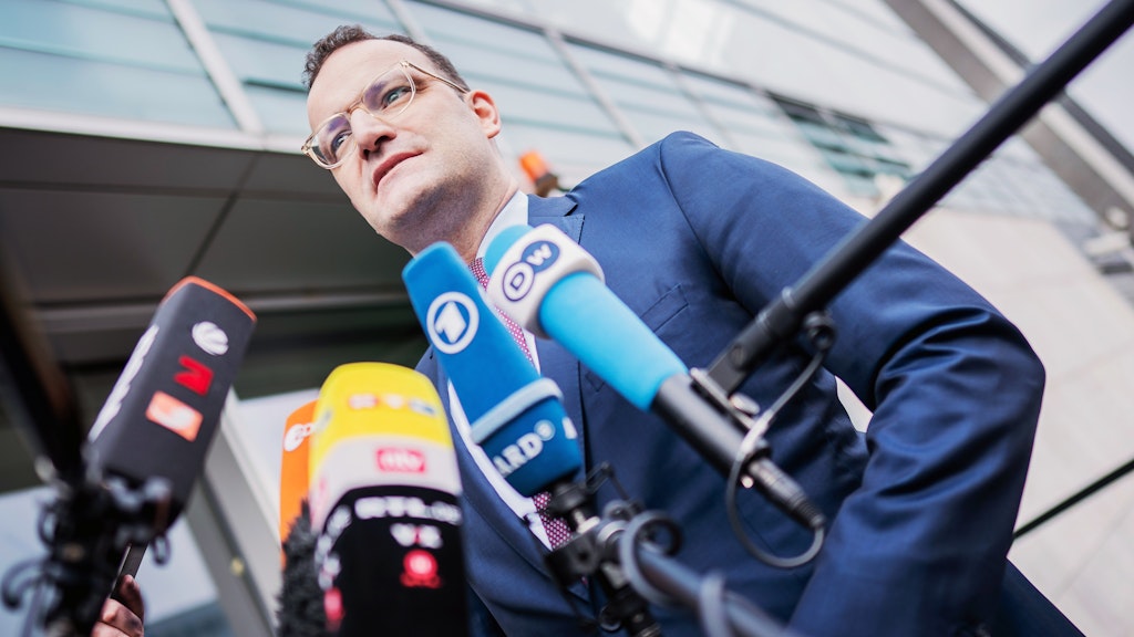 Nicht nur für Jens Spahn ist es schwierig, das richtig zu tun, was sie tun müssen: professionelle Öffentlichkeitsarbeit, Aufklärung, Beruhigung.