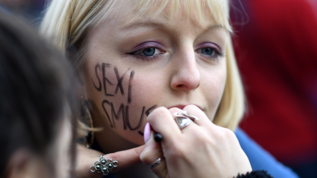 Im Kampf gegen Sexismus lässt sich eine Demonstrantin bemalen.