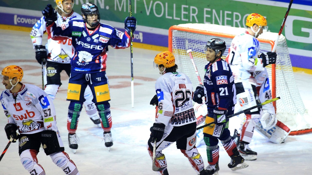 Das 2:1 für die Eisbären fällt: Austin Ortega trifft.
