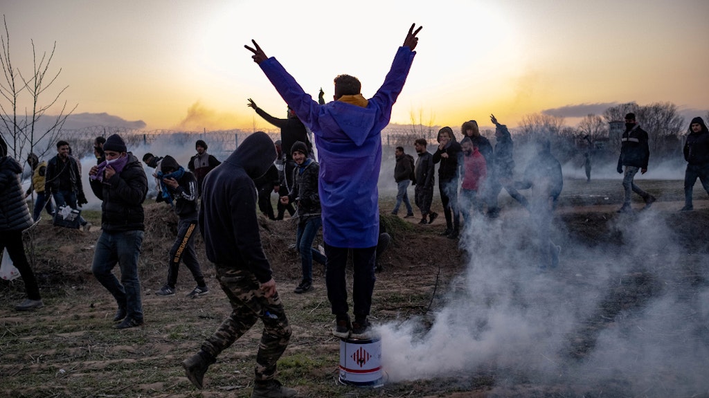 Migranten inmitten von Wolken aus Tränengas nahe des türkischen Grenzübergangs Pazarkule. 
