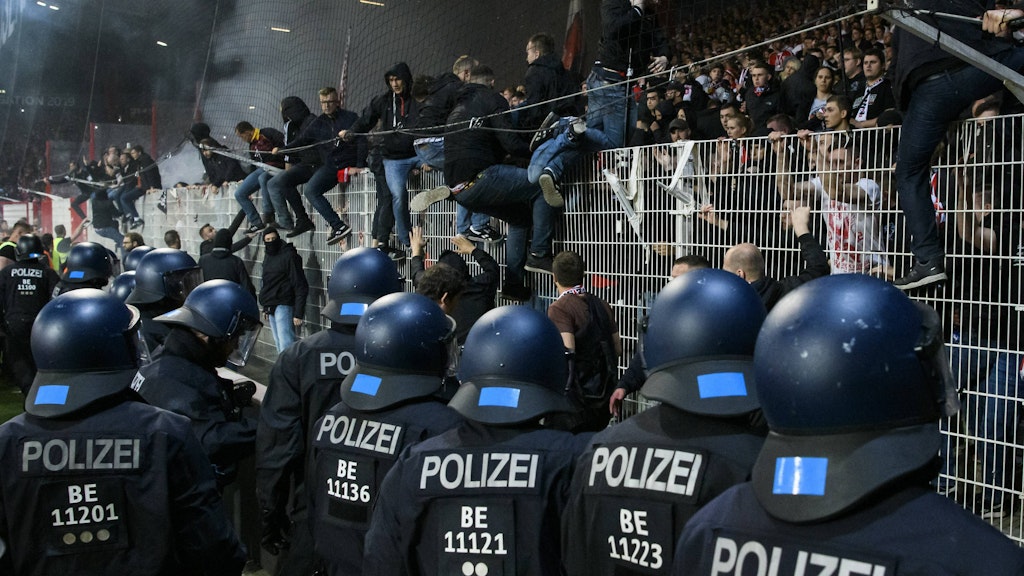 Berliner Bereitschaftspolizisten werden auch bei Fußballspielen eingesetzt.