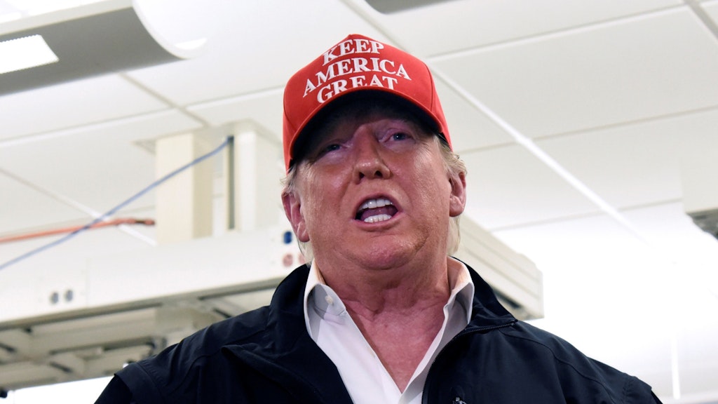 US-Präsident (M.) beim Besuch eines Gesundheitszentrums in Atlanta.