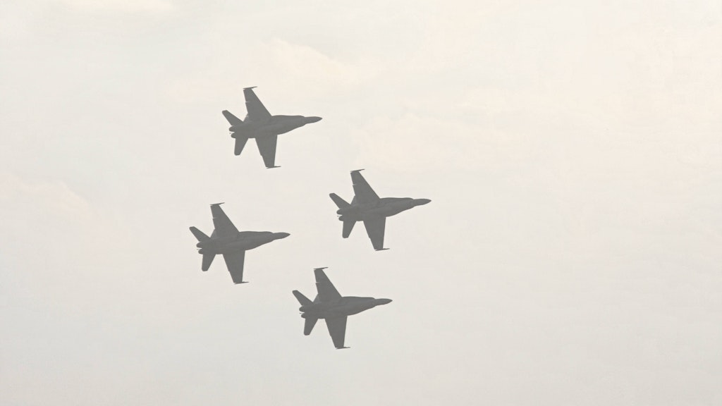 Eine Staffel von vier F/A-18 Hornet Kampfjets. Die Nachfrage nach amerikanischen Militärflugzeugen ist zuletzt deutlisch gestiegen. (Symbolbild)
