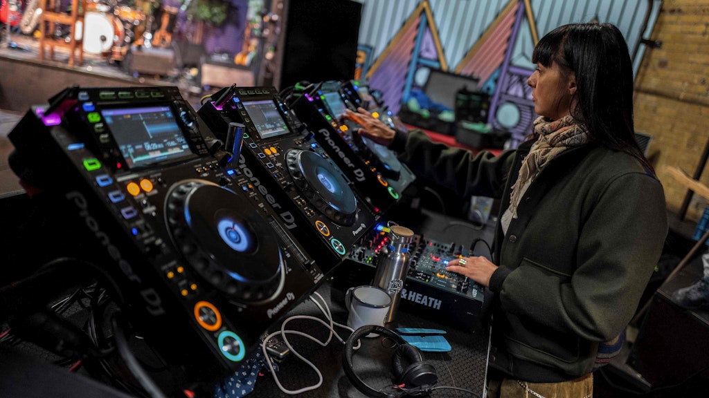 DJ Mira legt im Kater Blau auf - ganz ohne Publikum, dafür via Livestream.