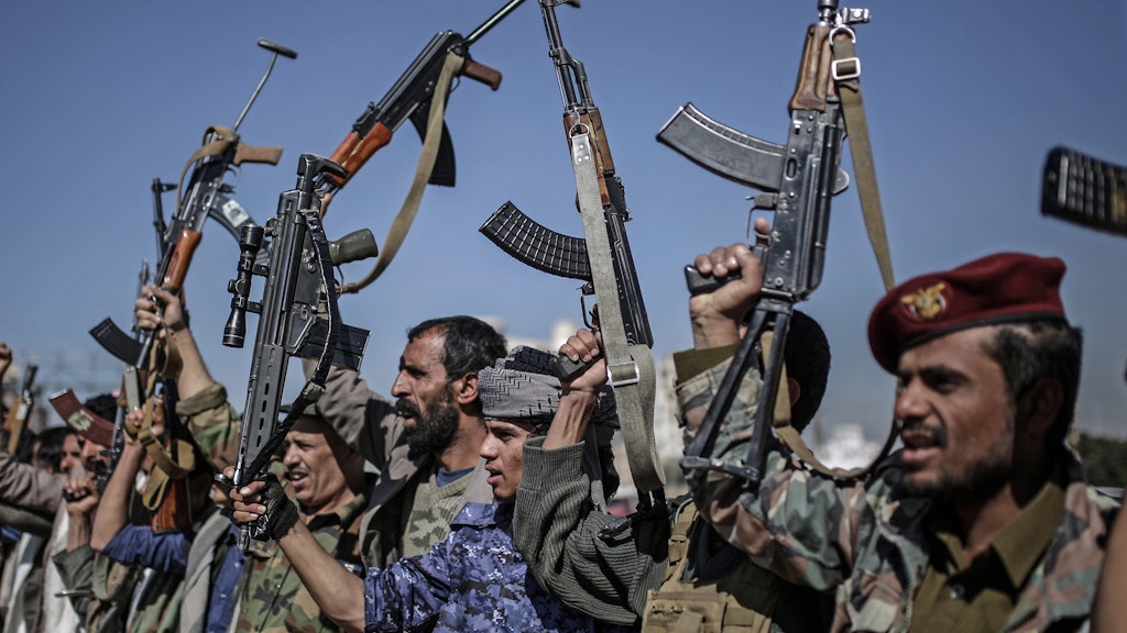 Huthi-Rebellen halten während einer Versammlung ihre Waffen. Die Bundesregierung hat seit Anfang 2019 Rüstungsexporte für mehr als eine Milliarde Euro an die Länder der Kriegsallianz genehmigt, die im Jemen gegen die Huthi-Rebellen kämpft. 
