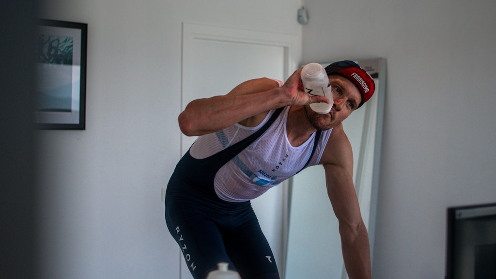 Jan Frodeno fährt mit einem Rad auf einem Rollentrainer.