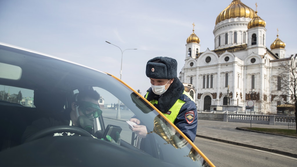 Ein Verkehrspolizist überprüft vor der Christ-Erlöser-Kathedrale die Dokumente eines Autofahrers.