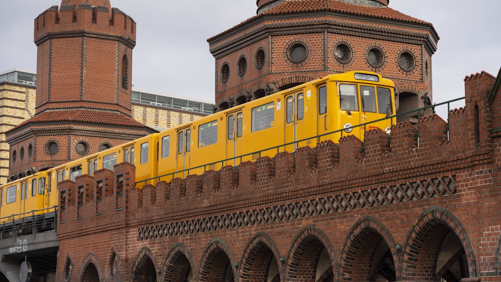 Dieses Bild wird es in den kommenden zwölf Monaten nicht mehr geben: Die U-Bahn-Trasse, die über die Oberbaumbrücke führt, muss saniert werden.