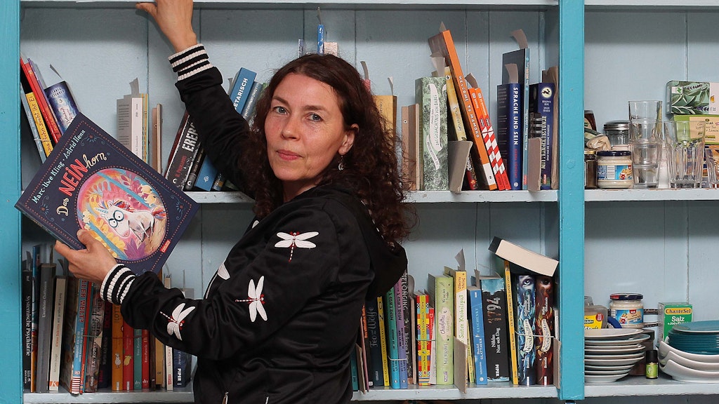 In der "Libelle": Besitzerin Stefanie Maerz in ihrem Kinderbuchladen im Friedrichshain.