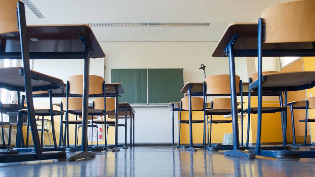 Offiziell enden die Schulschließungen in Berlin am 20. April. Doch die Klassen bleiben wohl noch länger leer.