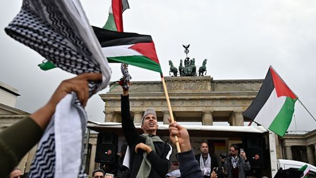 Palästinenser demonstrieren vor dem Brandenburger Tor.