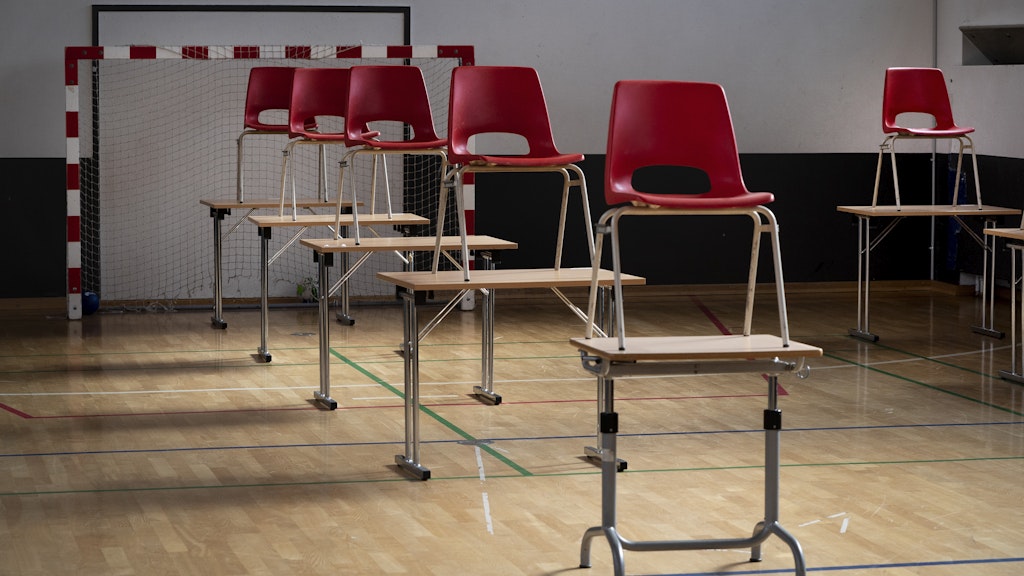 Stühle stehen auf weit voneinander entfernten Tischen in einem Klassenraum der Stengaard-Schule vor der Wiedereröffnung der Schule. 